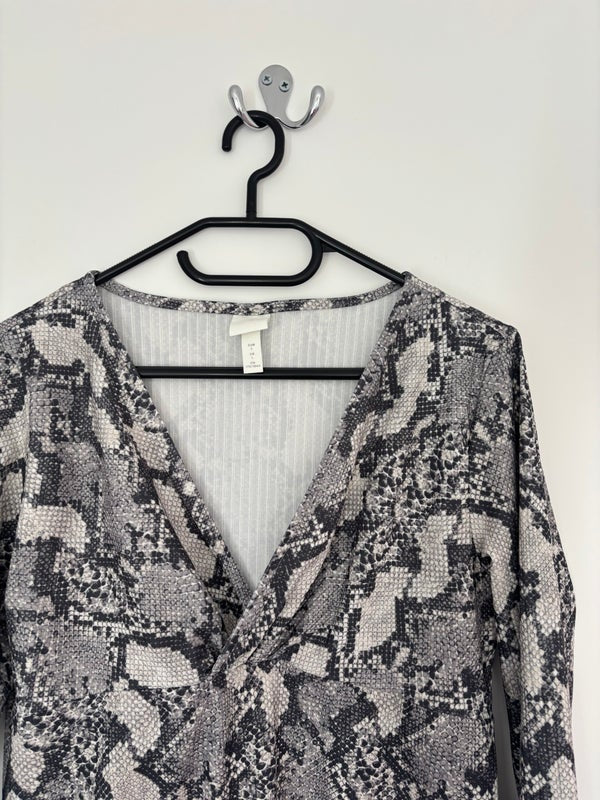 H&M Long Sleeve V-Neck Snake Skin Effect Bodysuit Size L — L